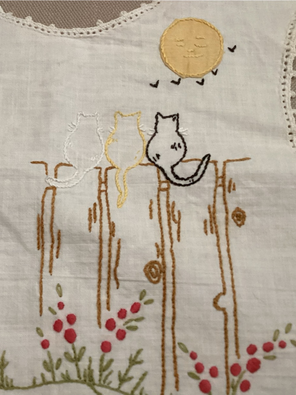 Antique hand-made embroidered linen baby bib featuring a lg. grey cat - Picture 3 of 4